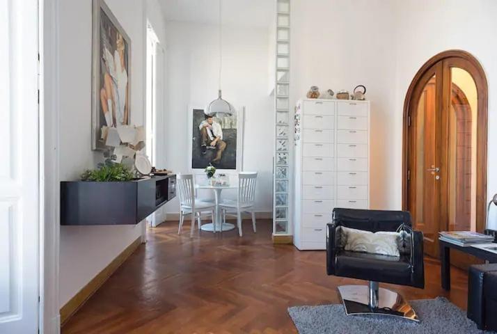 Vesuvius Suite - Elegante Appartamento In Centro Неаполь Экстерьер фото
