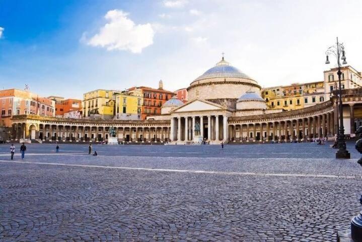 Vesuvius Suite - Elegante Appartamento In Centro Неаполь Экстерьер фото