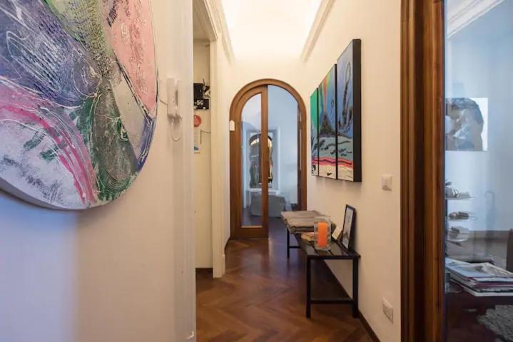 Vesuvius Suite - Elegante Appartamento In Centro Неаполь Экстерьер фото