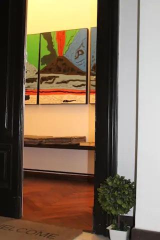Vesuvius Suite - Elegante Appartamento In Centro Неаполь Экстерьер фото