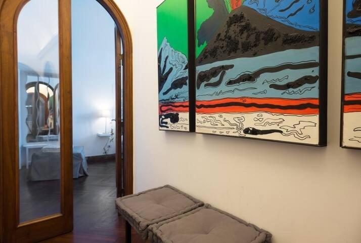 Vesuvius Suite - Elegante Appartamento In Centro Неаполь Экстерьер фото