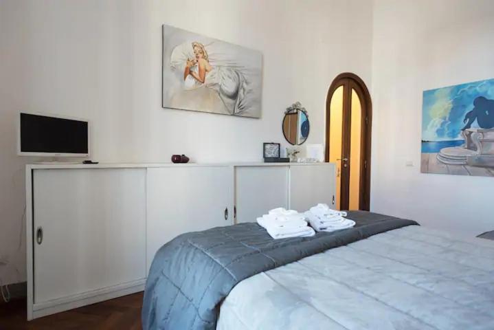 Vesuvius Suite - Elegante Appartamento In Centro Неаполь Экстерьер фото