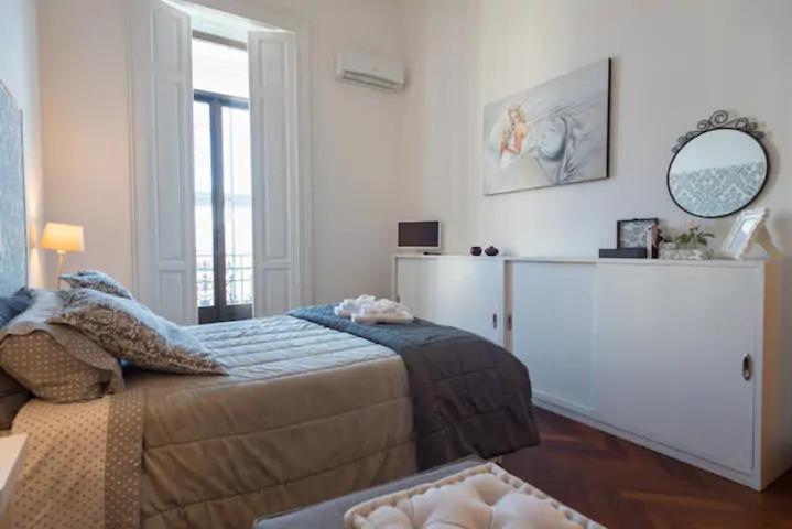Vesuvius Suite - Elegante Appartamento In Centro Неаполь Экстерьер фото