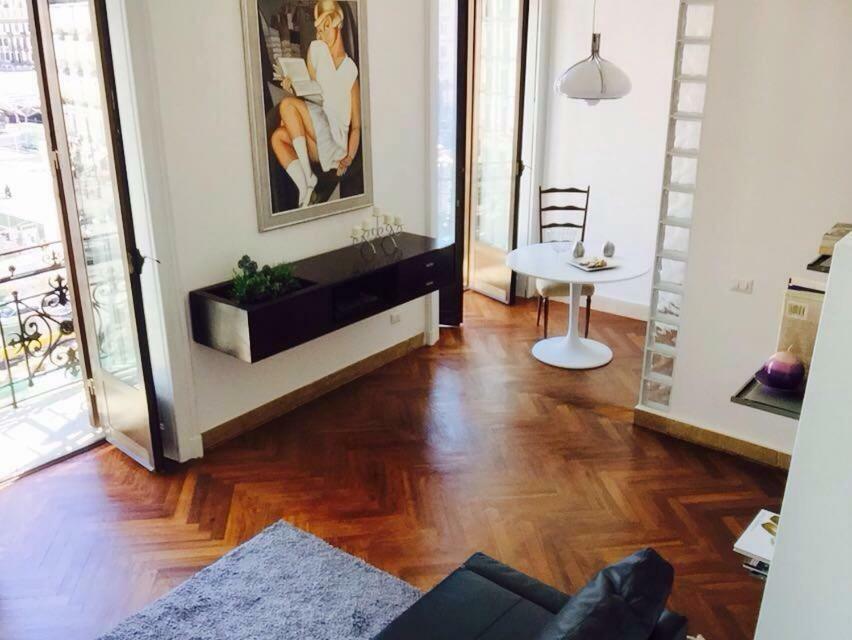 Vesuvius Suite - Elegante Appartamento In Centro Неаполь Экстерьер фото